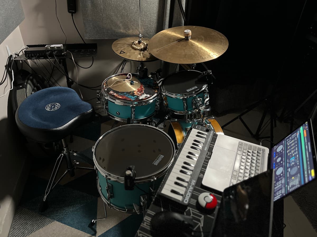 A photo from the side of the kit showing Sensory Percussion on mesh drums with cymbals
