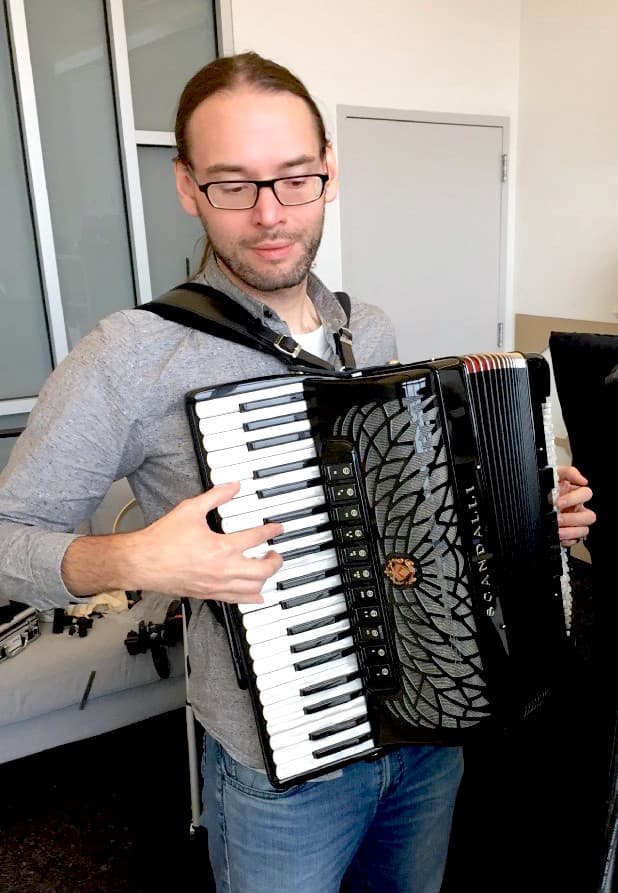 A photo of Christopher Jacoby sampling his accorian for the Ganzfeld pack